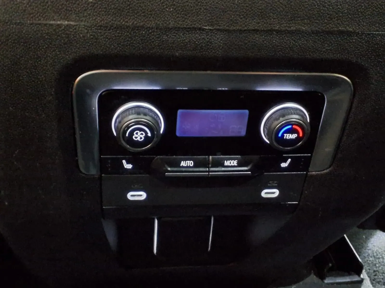 Chevrolet Suburban photo 19