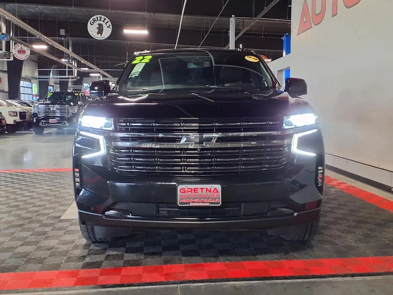Chevrolet Suburban photo 2