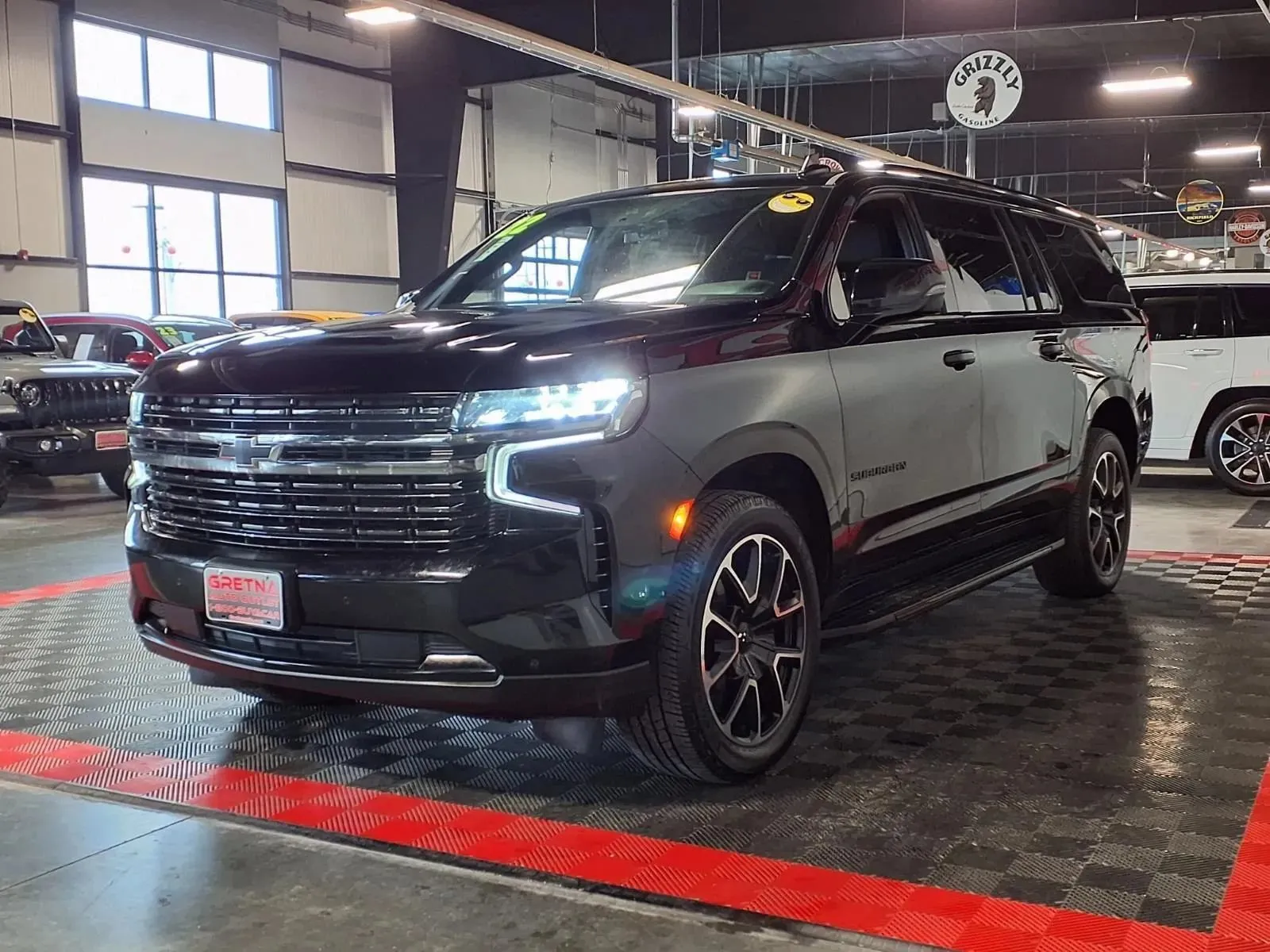 Chevrolet Suburban photo 3