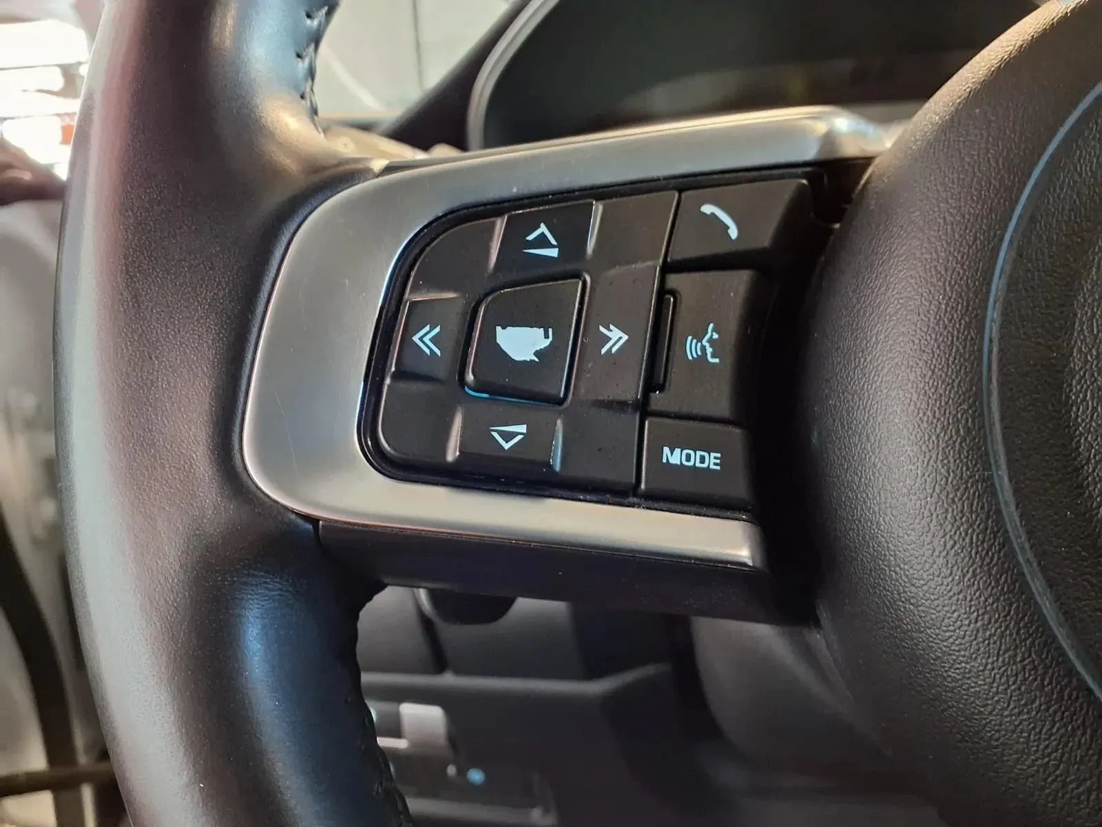 Jaguar E-PACE photo 25
