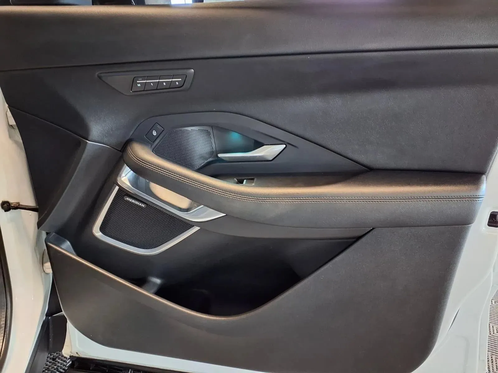 Jaguar E-PACE photo 12