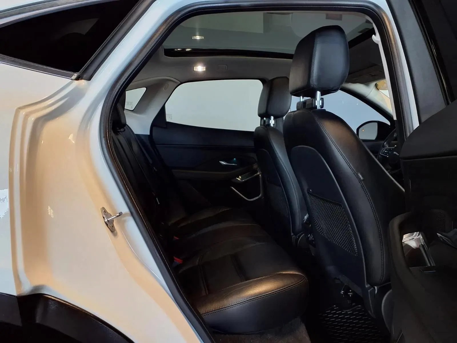 Jaguar E-PACE photo 9