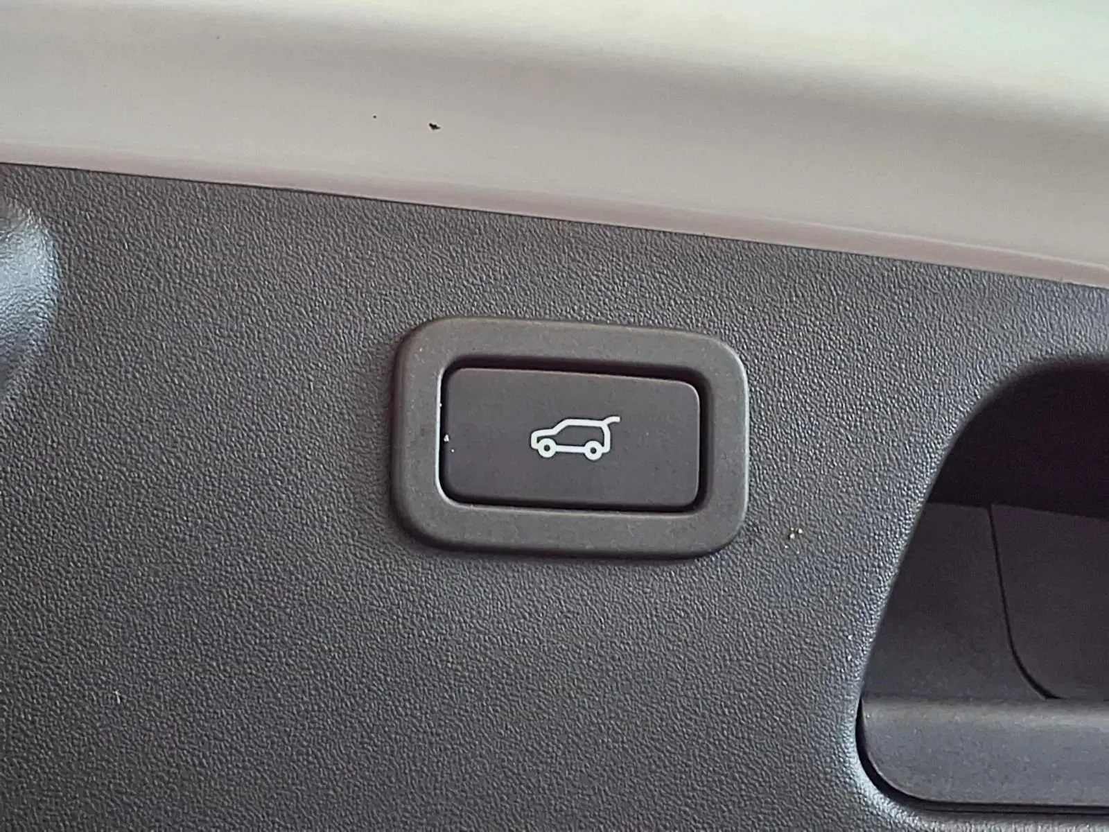 Jaguar E-PACE photo 6