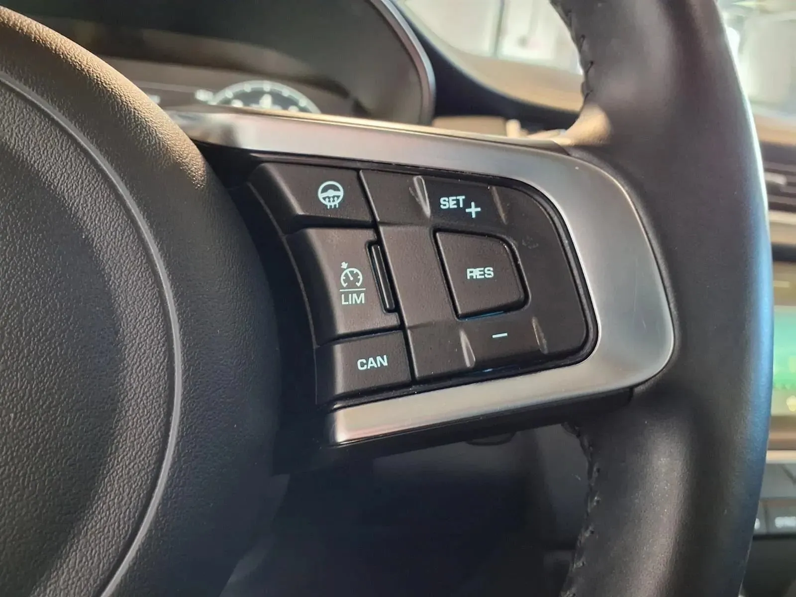 Jaguar E-PACE photo 24