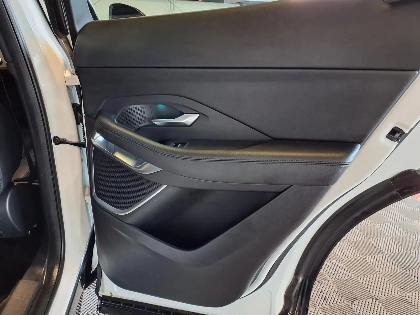 Jaguar E-PACE photo 10