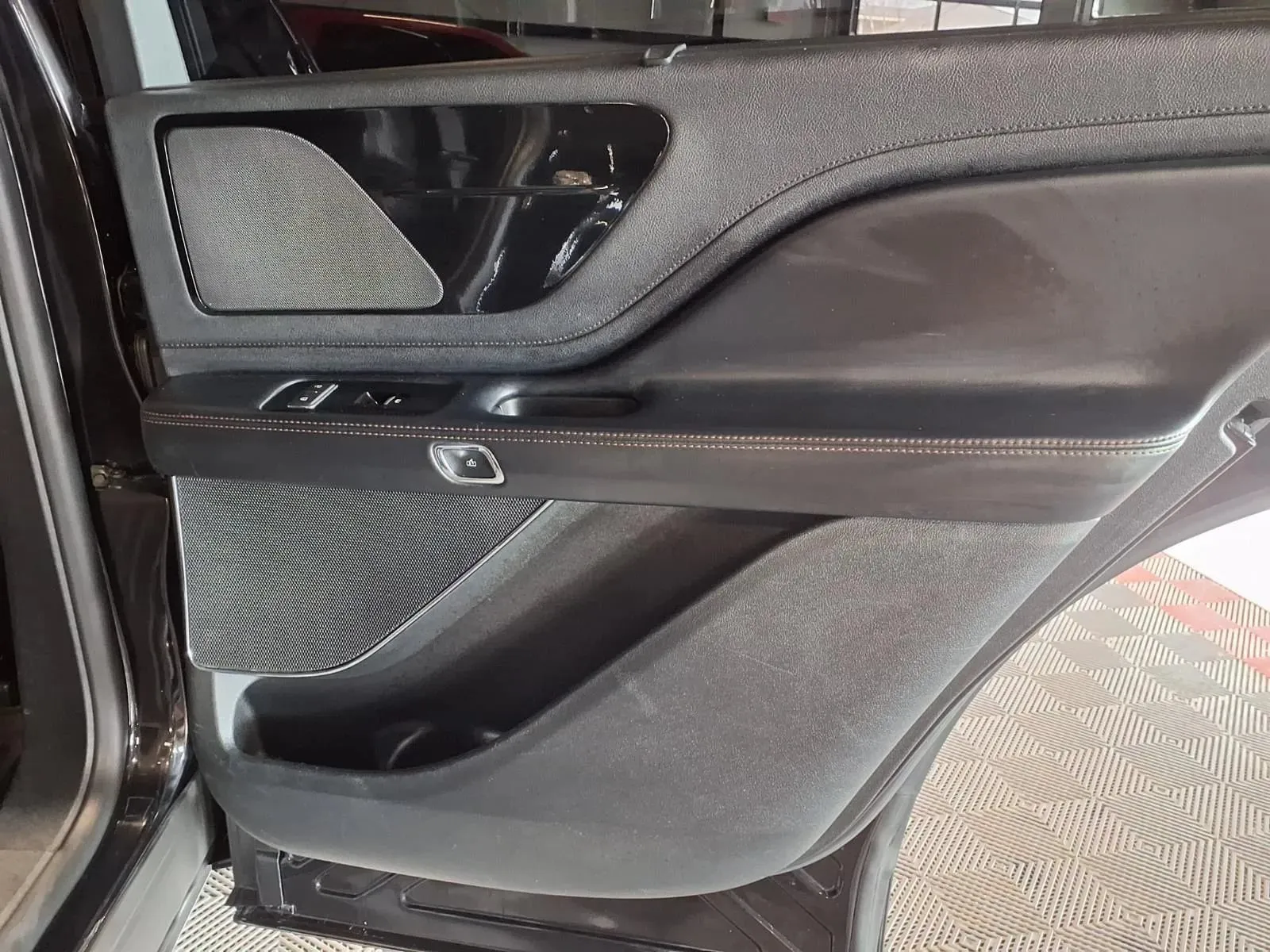 Lincoln Aviator photo 11