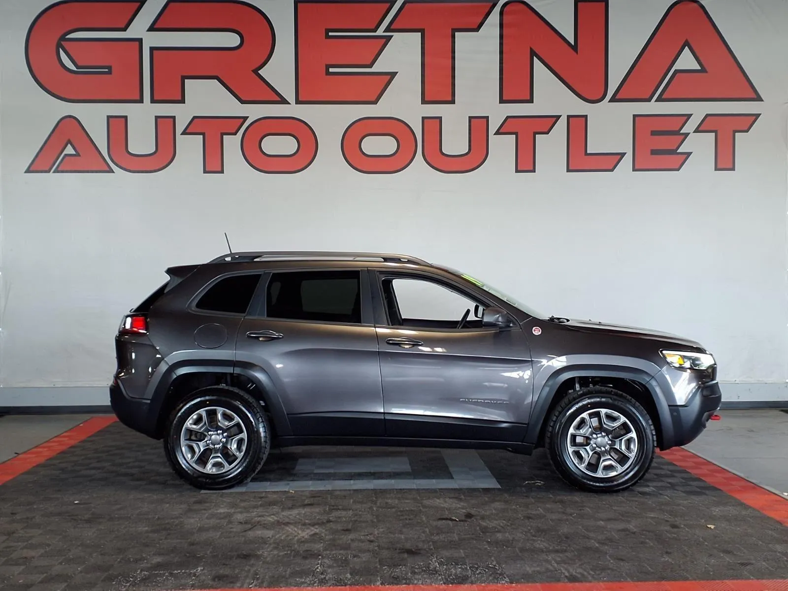 Gray 2019 Jeep Cherokee Trailhawk Elite for sale in Gretna, NE