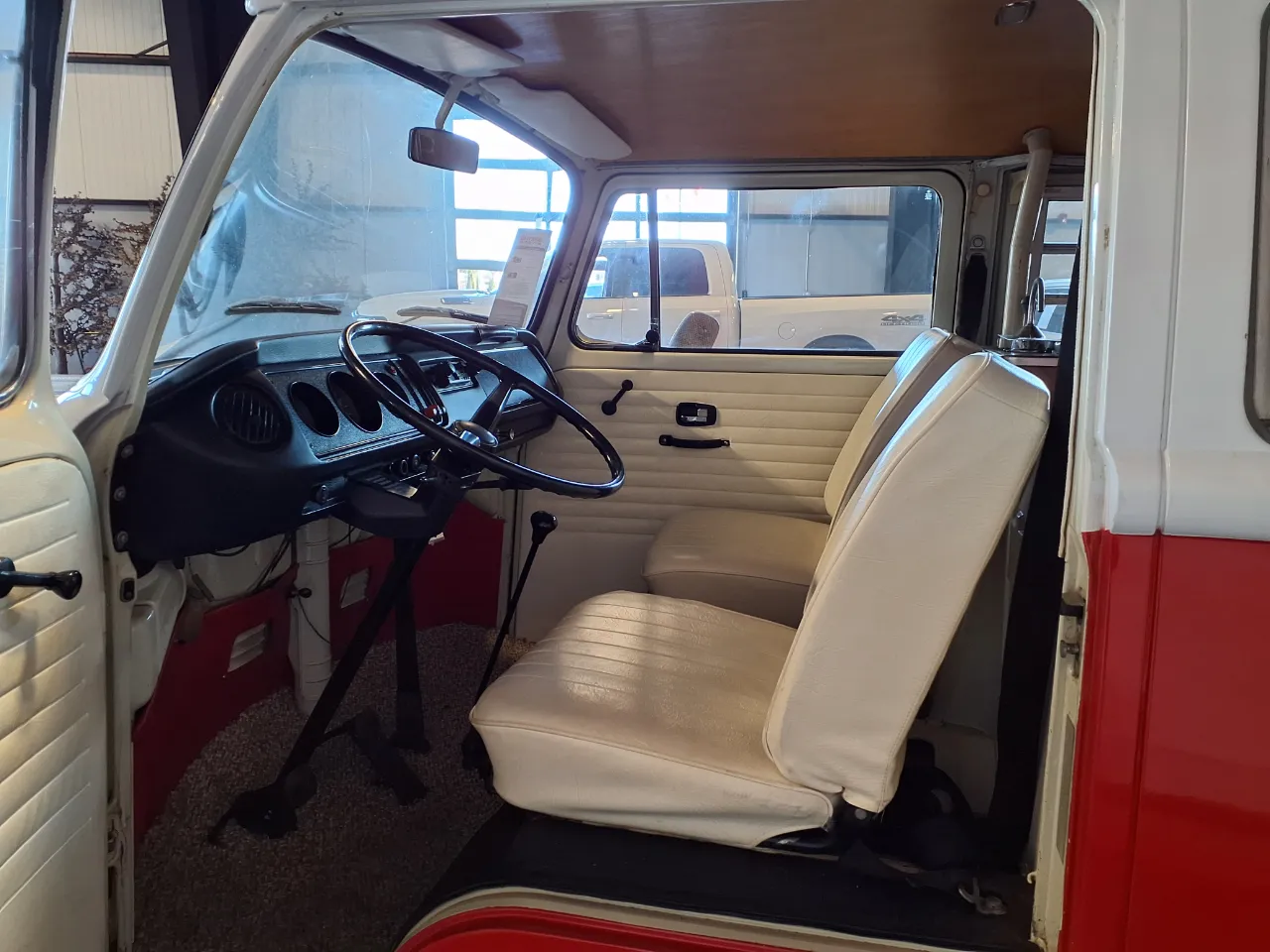 Volkswagen Bus photo 14