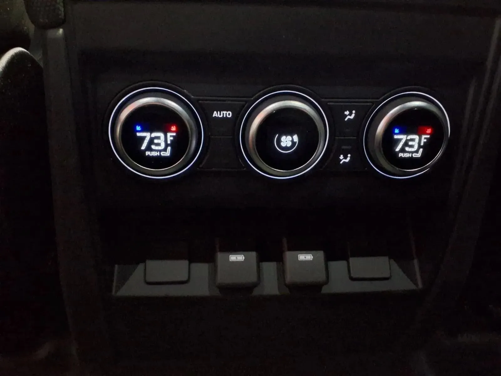 Land Rover Defender photo 15