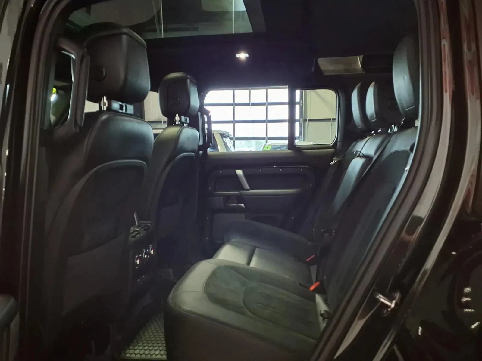 Land Rover Defender photo 13