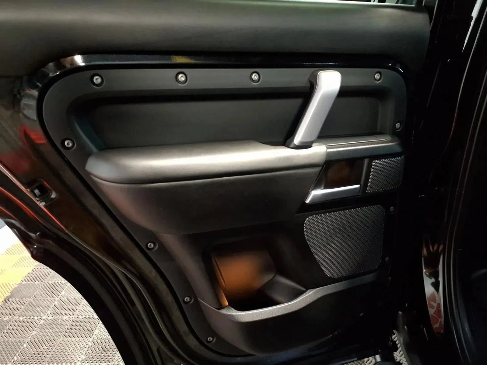 Land Rover Defender photo 14