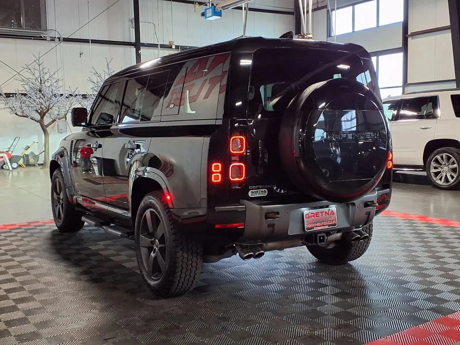 Land Rover Defender photo 4