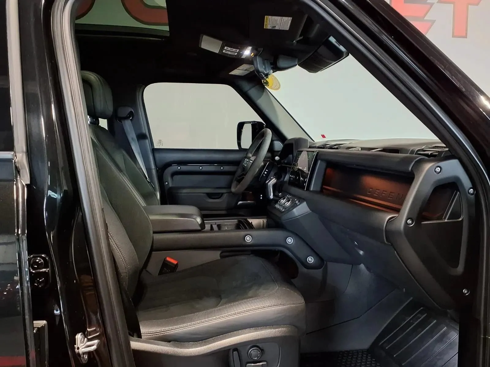 Land Rover Defender photo 11
