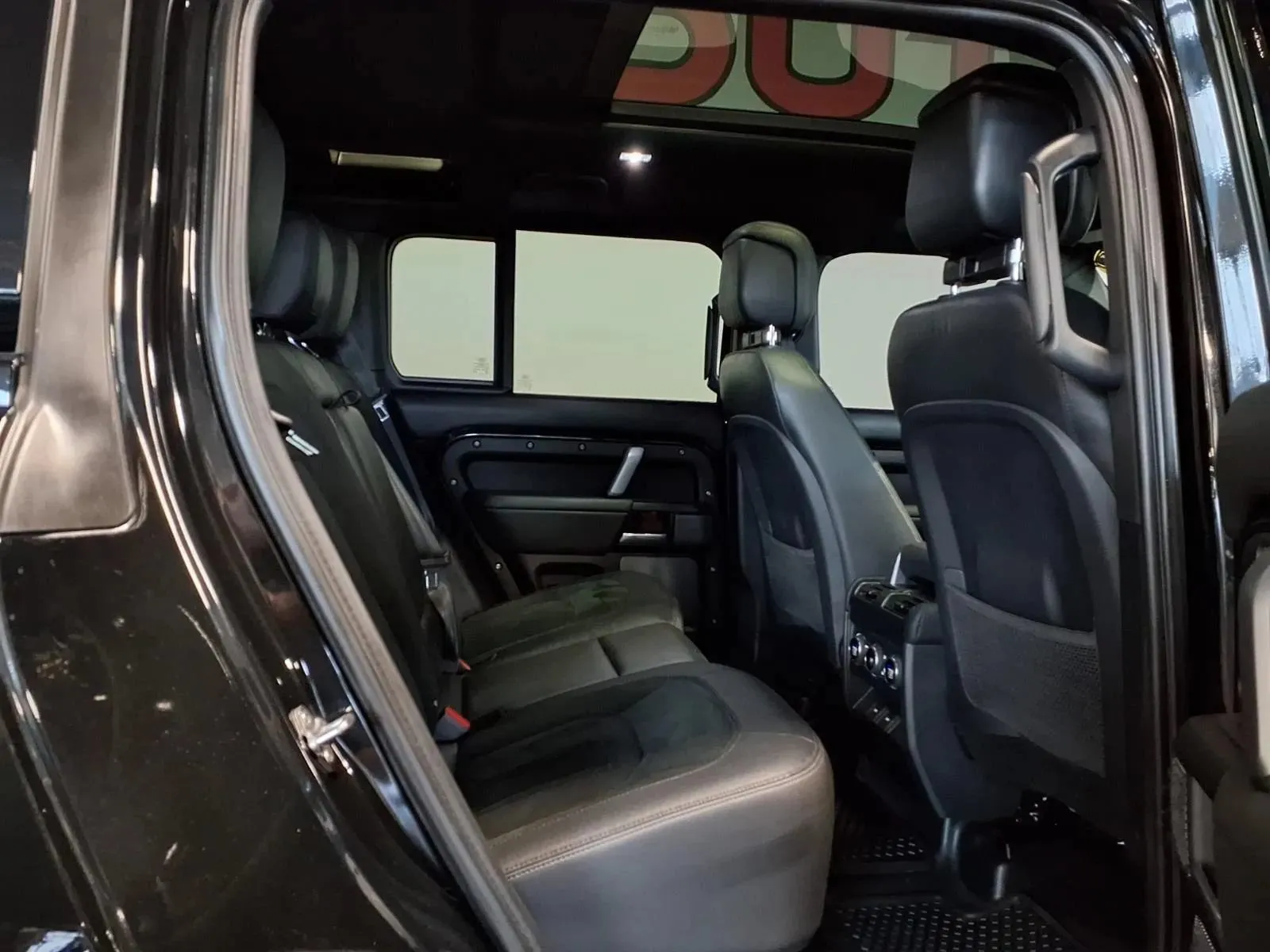 Land Rover Defender photo 9
