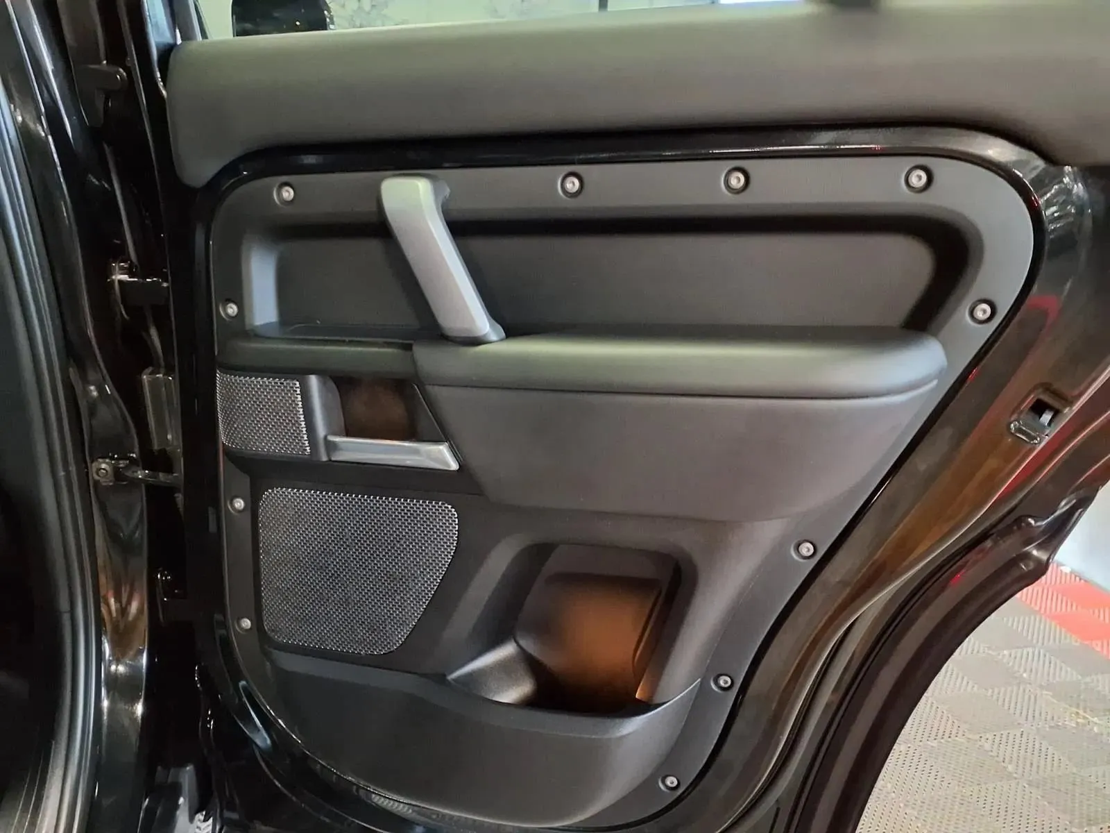 Land Rover Defender photo 10