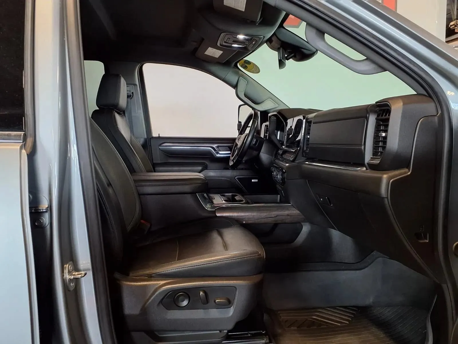 Chevrolet Silverado photo 11