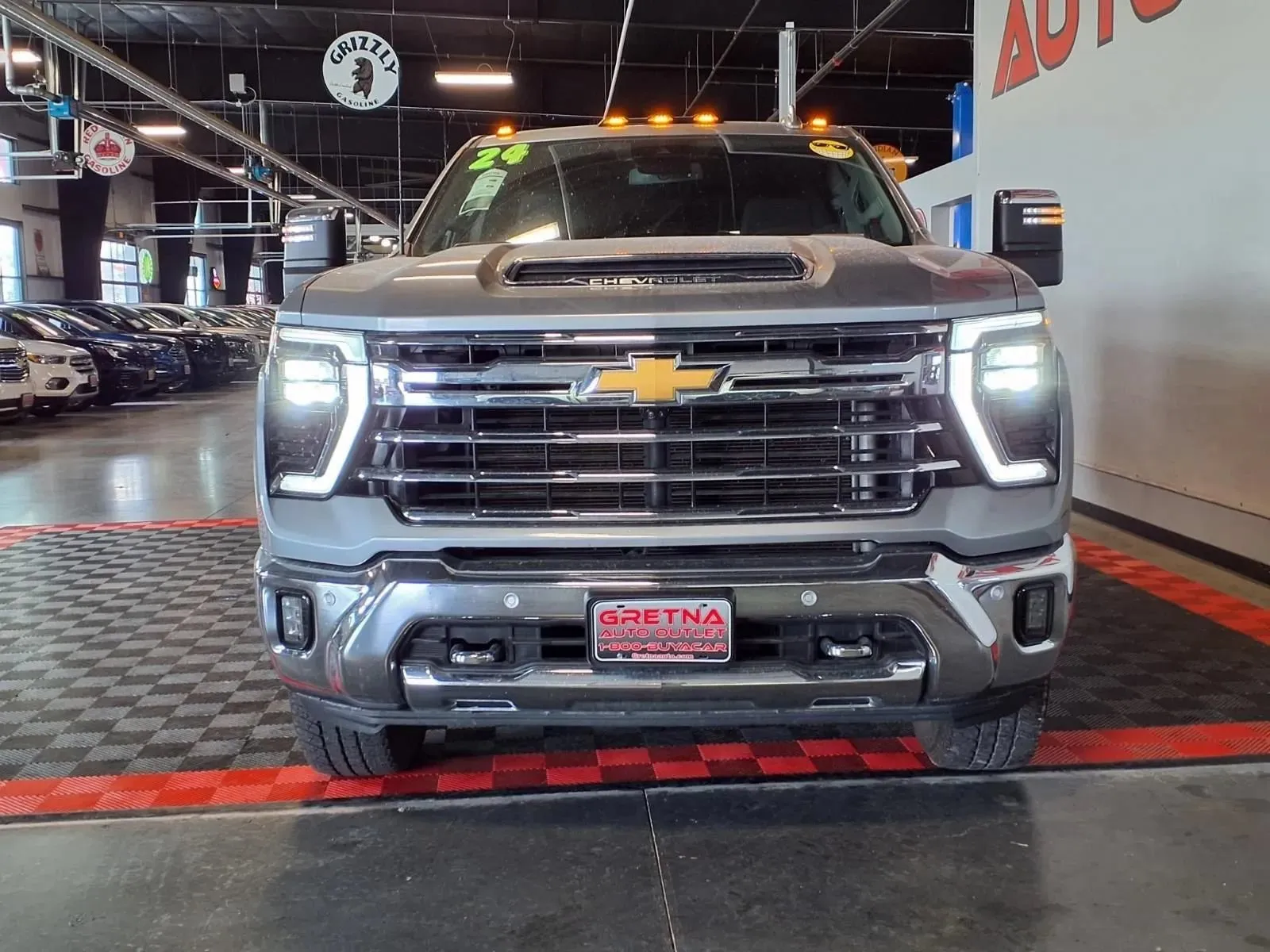 Chevrolet Silverado photo 2