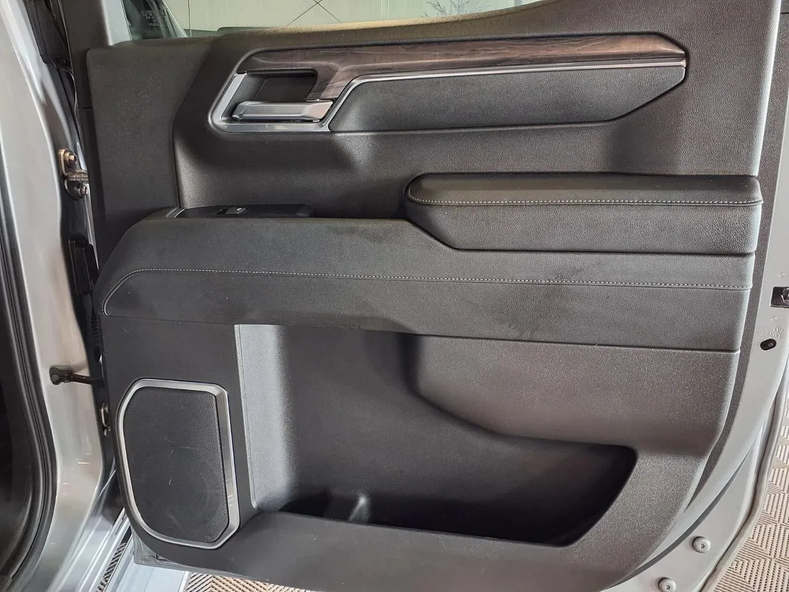 Chevrolet Silverado photo 11
