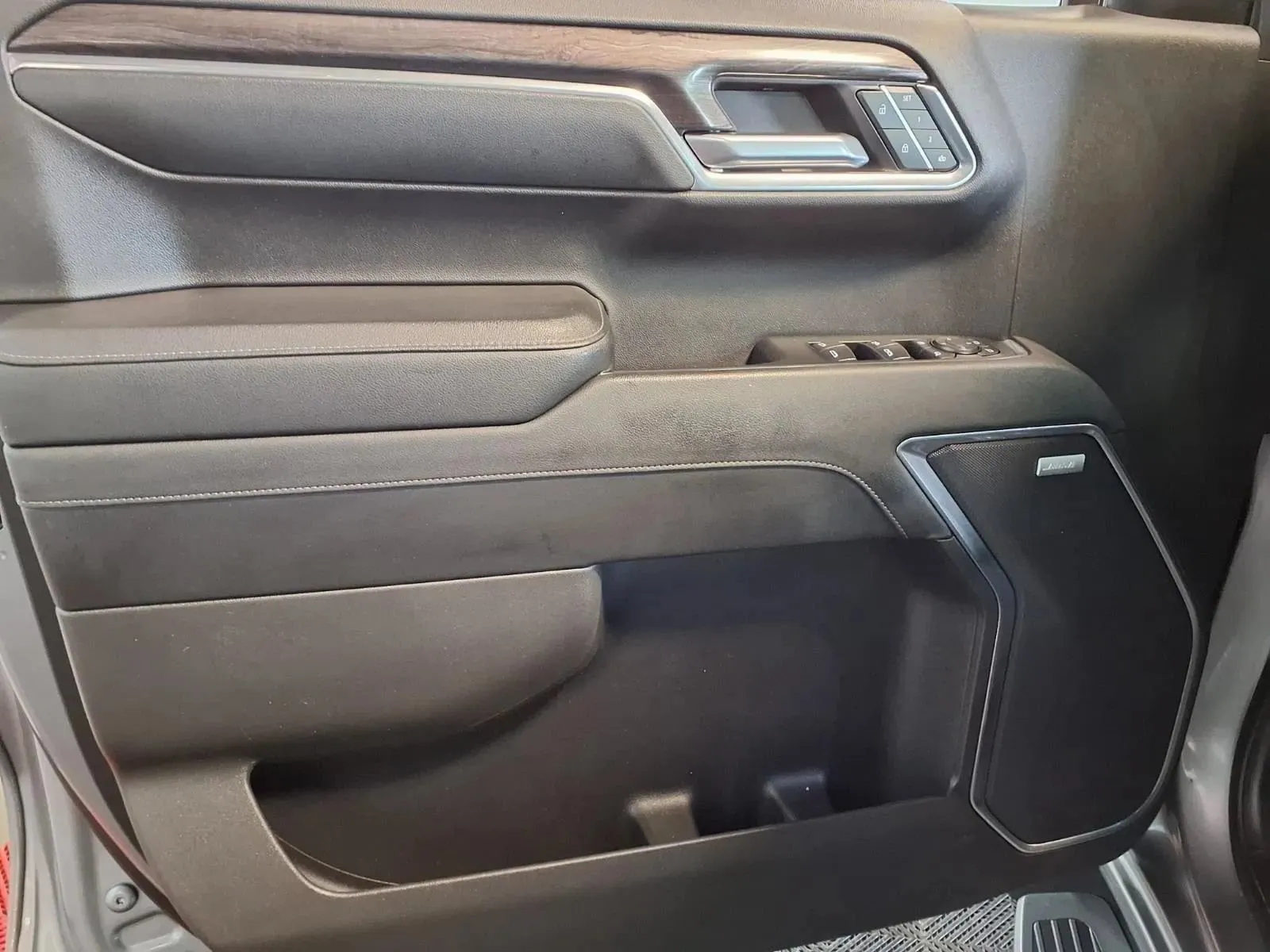 Chevrolet Silverado photo 17