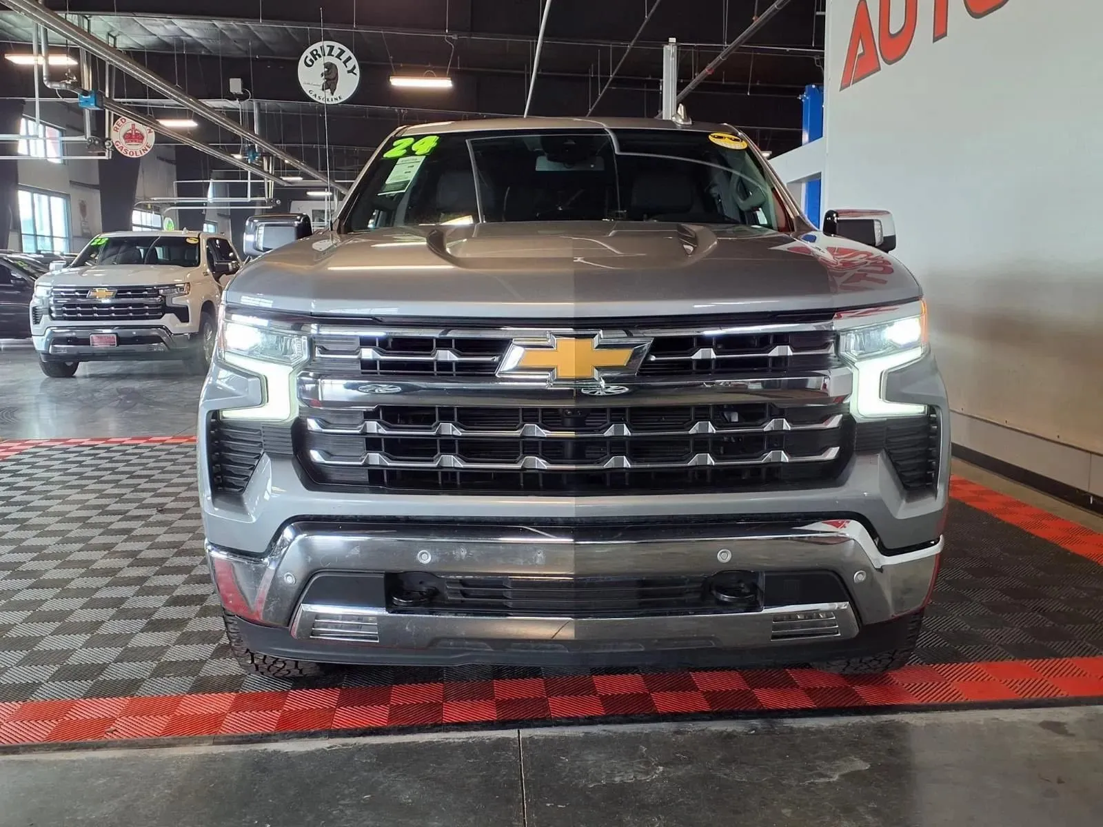 Chevrolet Silverado photo 2
