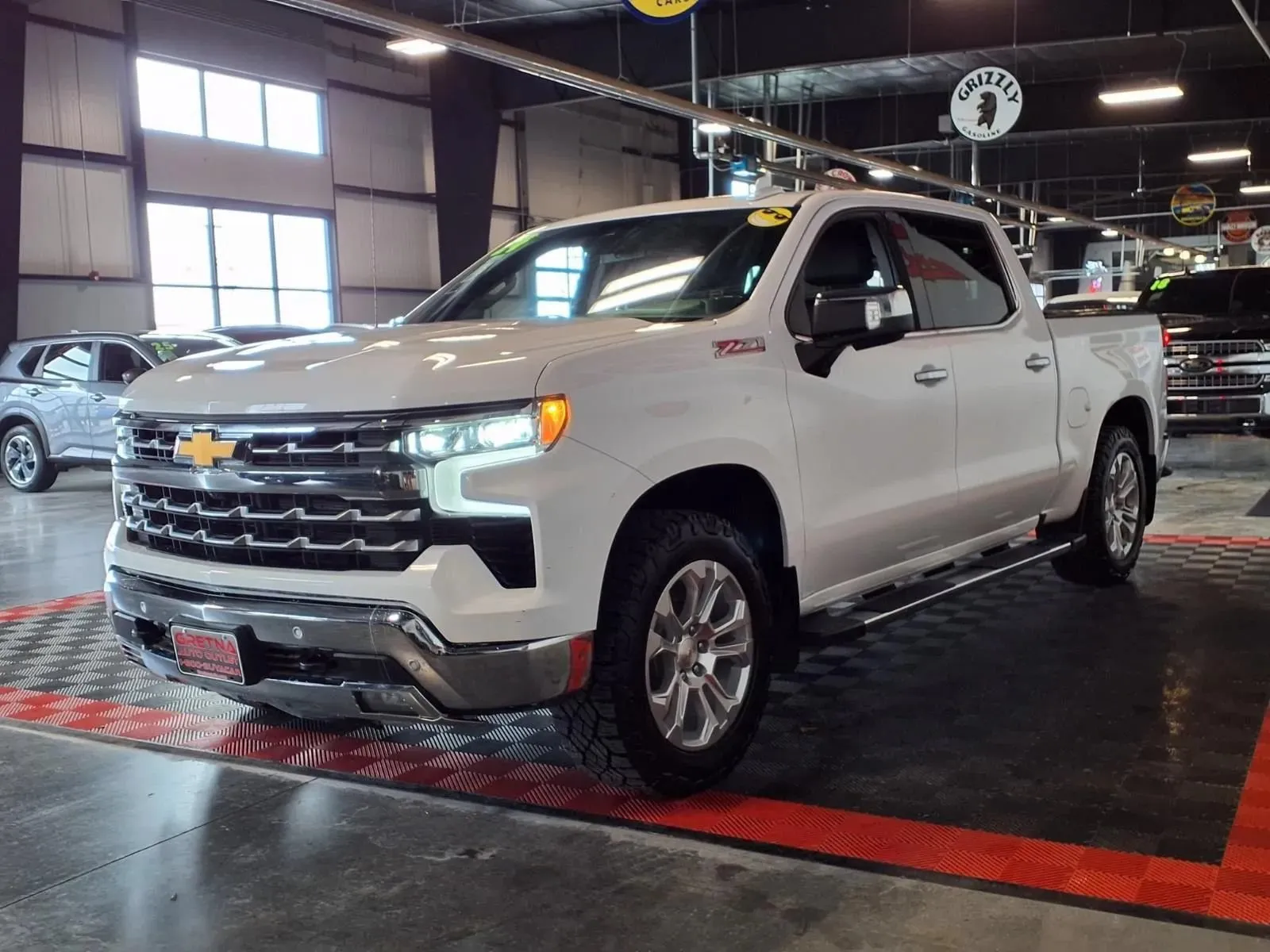 Chevrolet Silverado photo 3