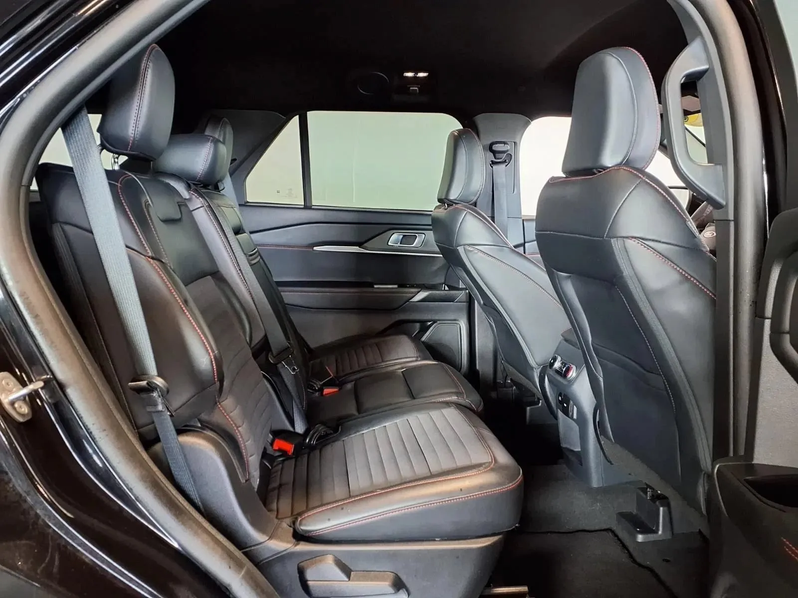 Ford Explorer photo 11