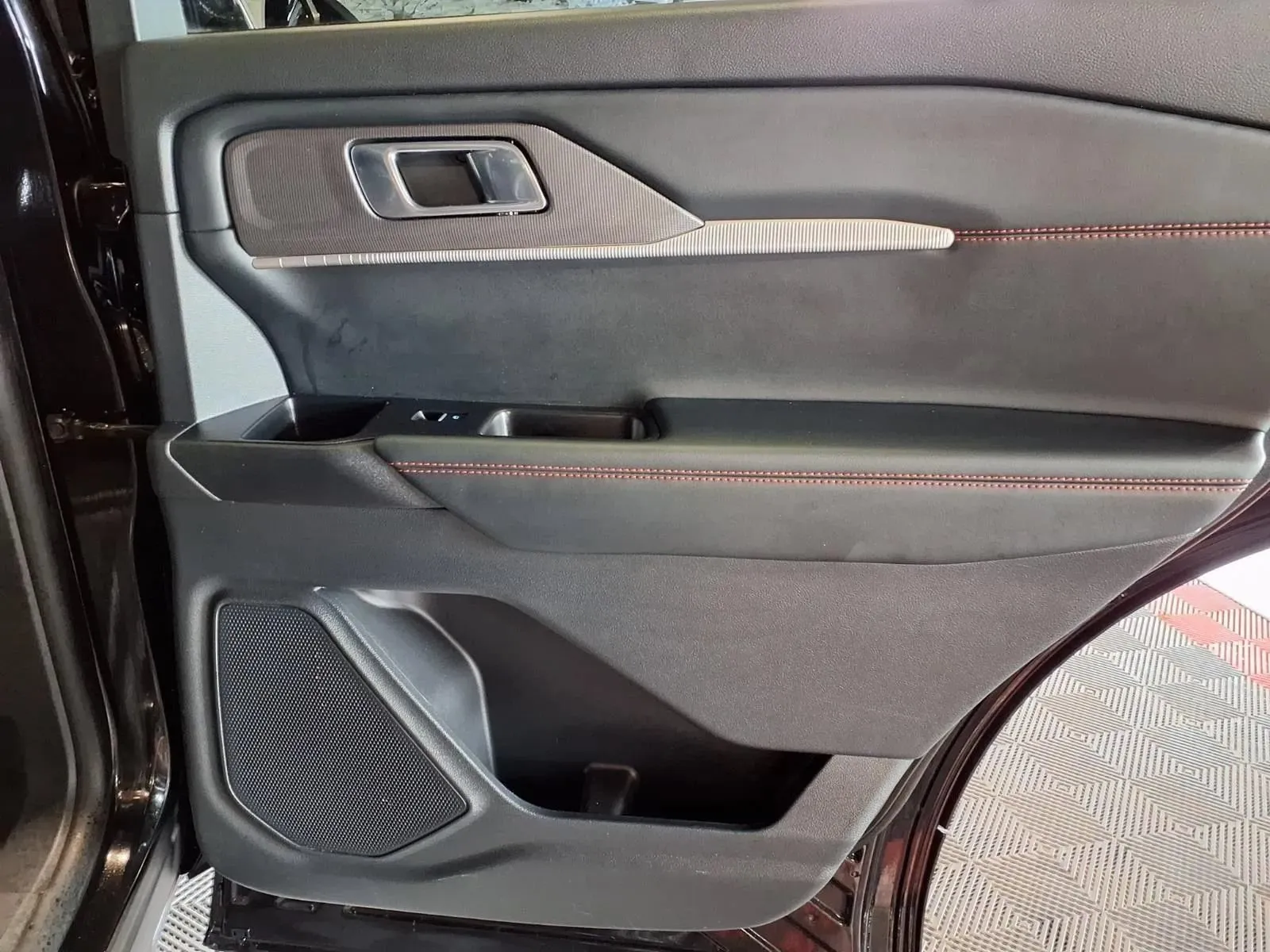 Ford Explorer photo 12