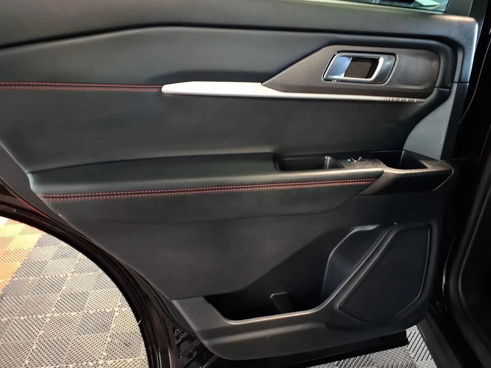Ford Explorer photo 17