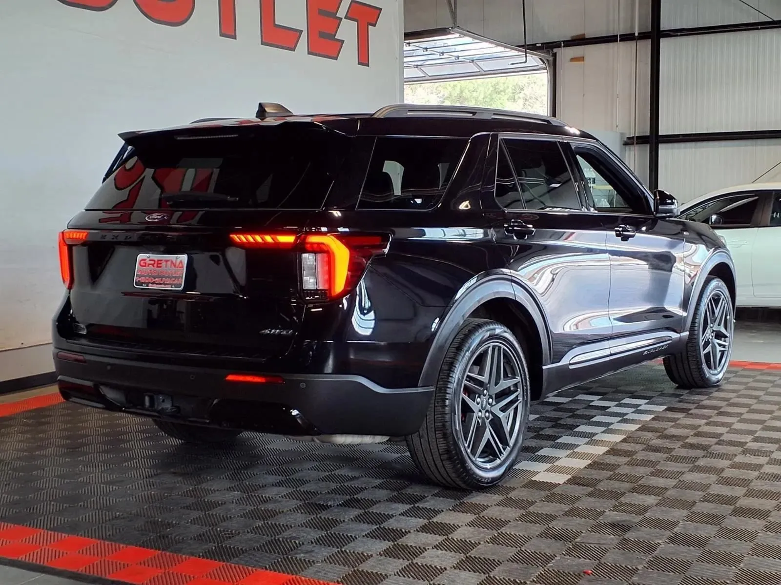 Ford Explorer photo 8