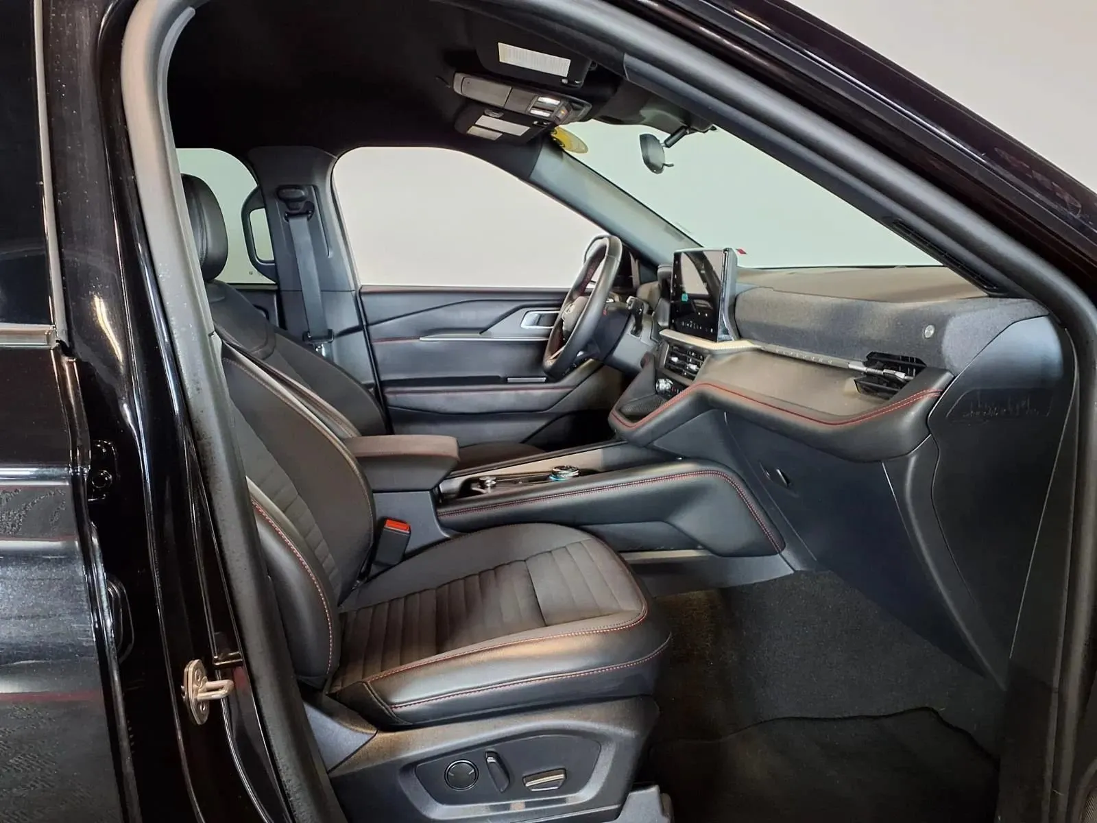 Ford Explorer photo 13