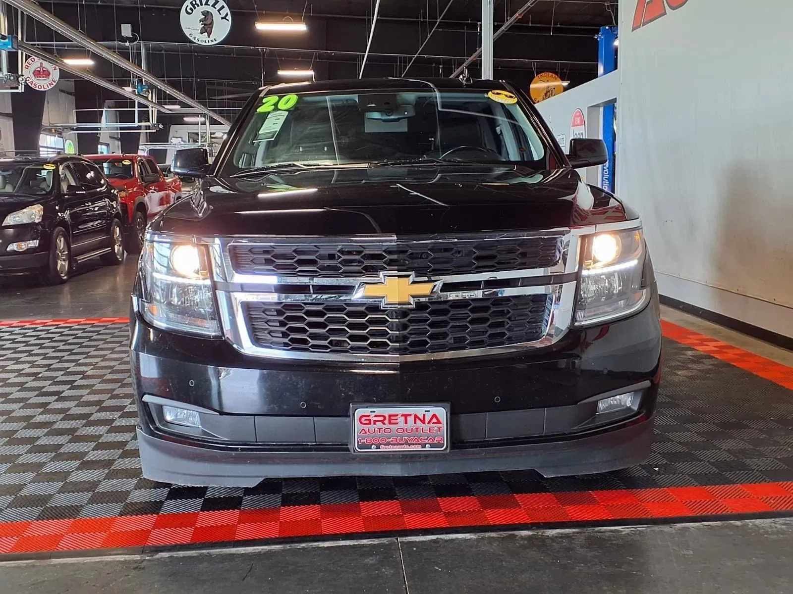 Chevrolet Suburban photo 2
