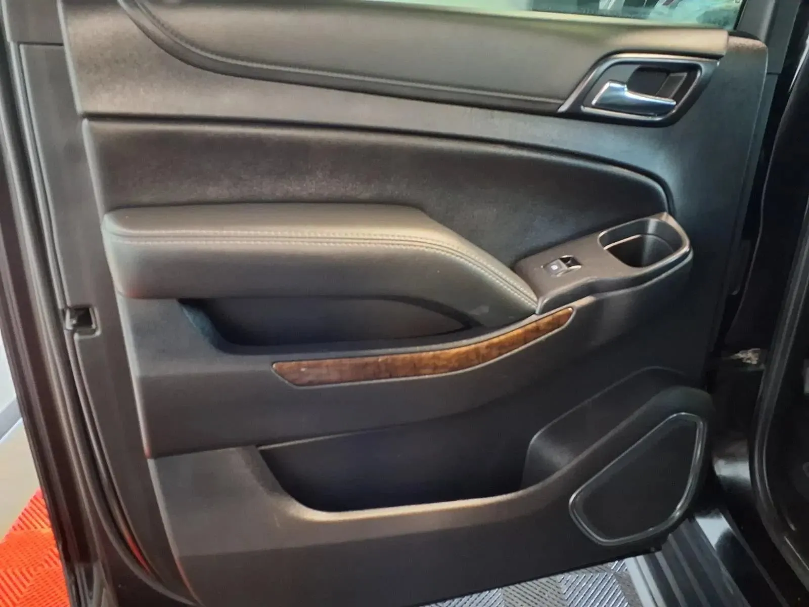 Chevrolet Suburban photo 17
