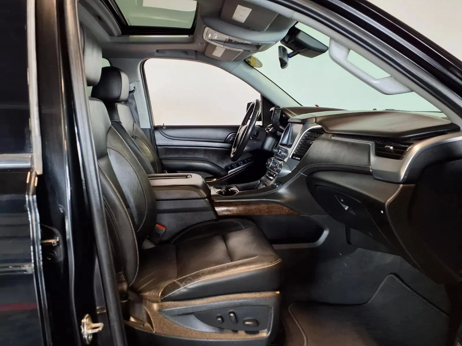 Chevrolet Suburban photo 13