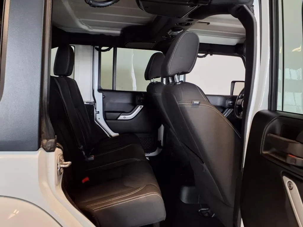 2016 Jeep Wrangler Unlimited Sahara - Photo 9