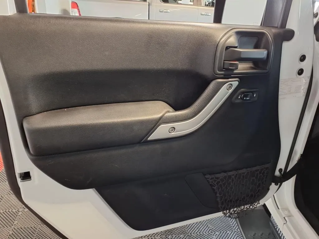 2016 Jeep Wrangler Unlimited Sahara - Photo 16