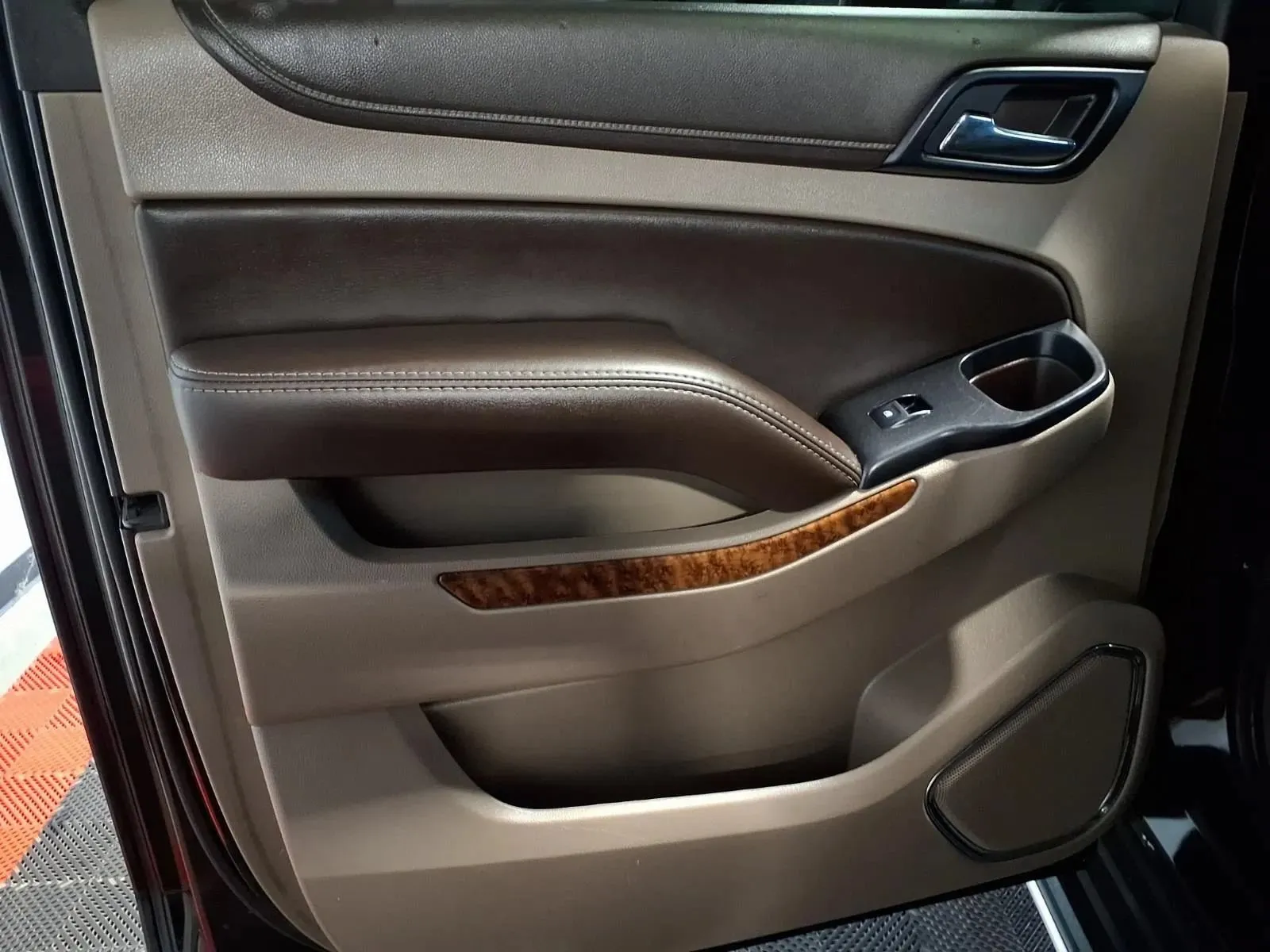 Chevrolet Suburban photo 18