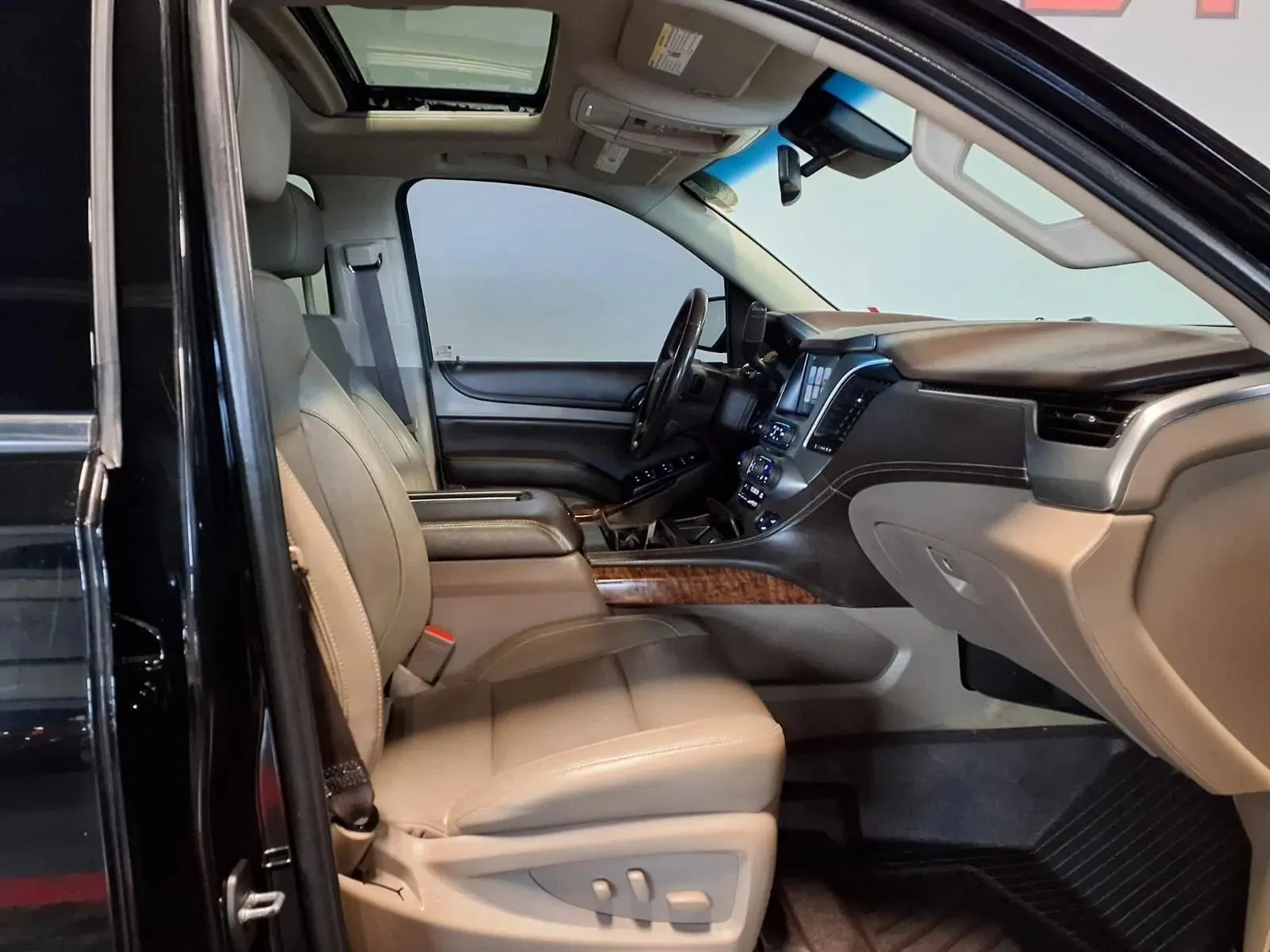Chevrolet Suburban photo 14