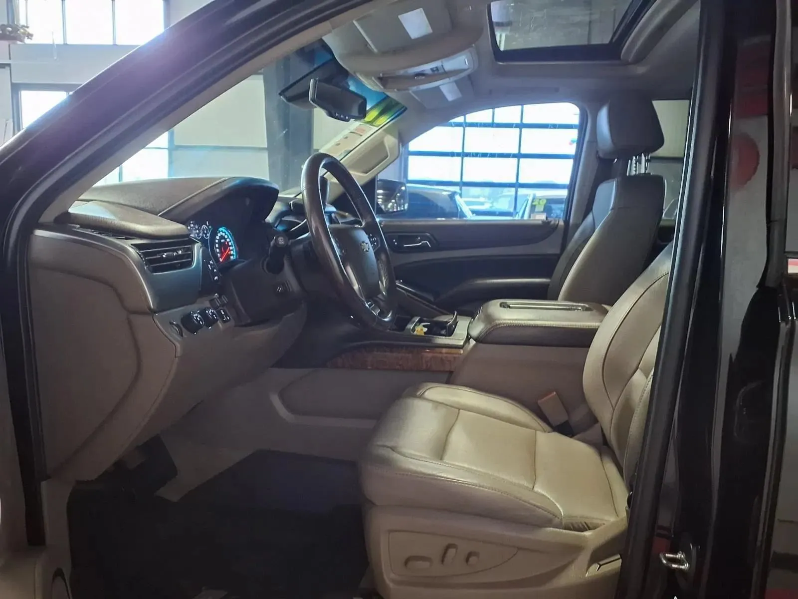 Chevrolet Suburban photo 21