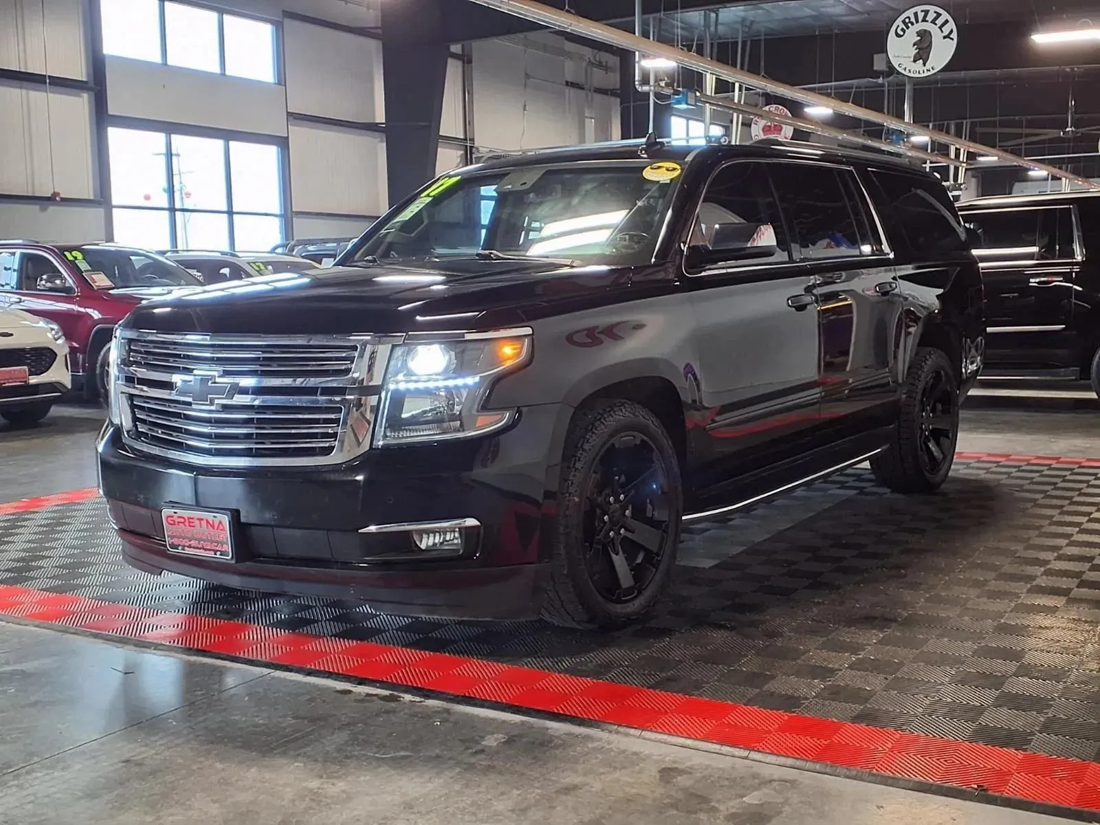 Chevrolet Suburban photo 3