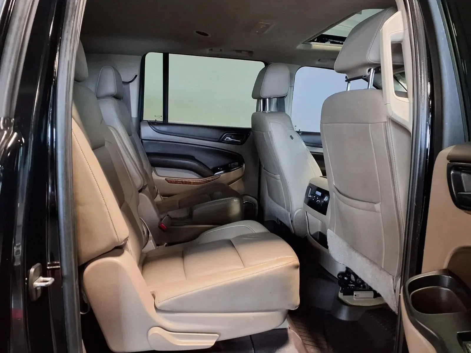 Chevrolet Suburban photo 12
