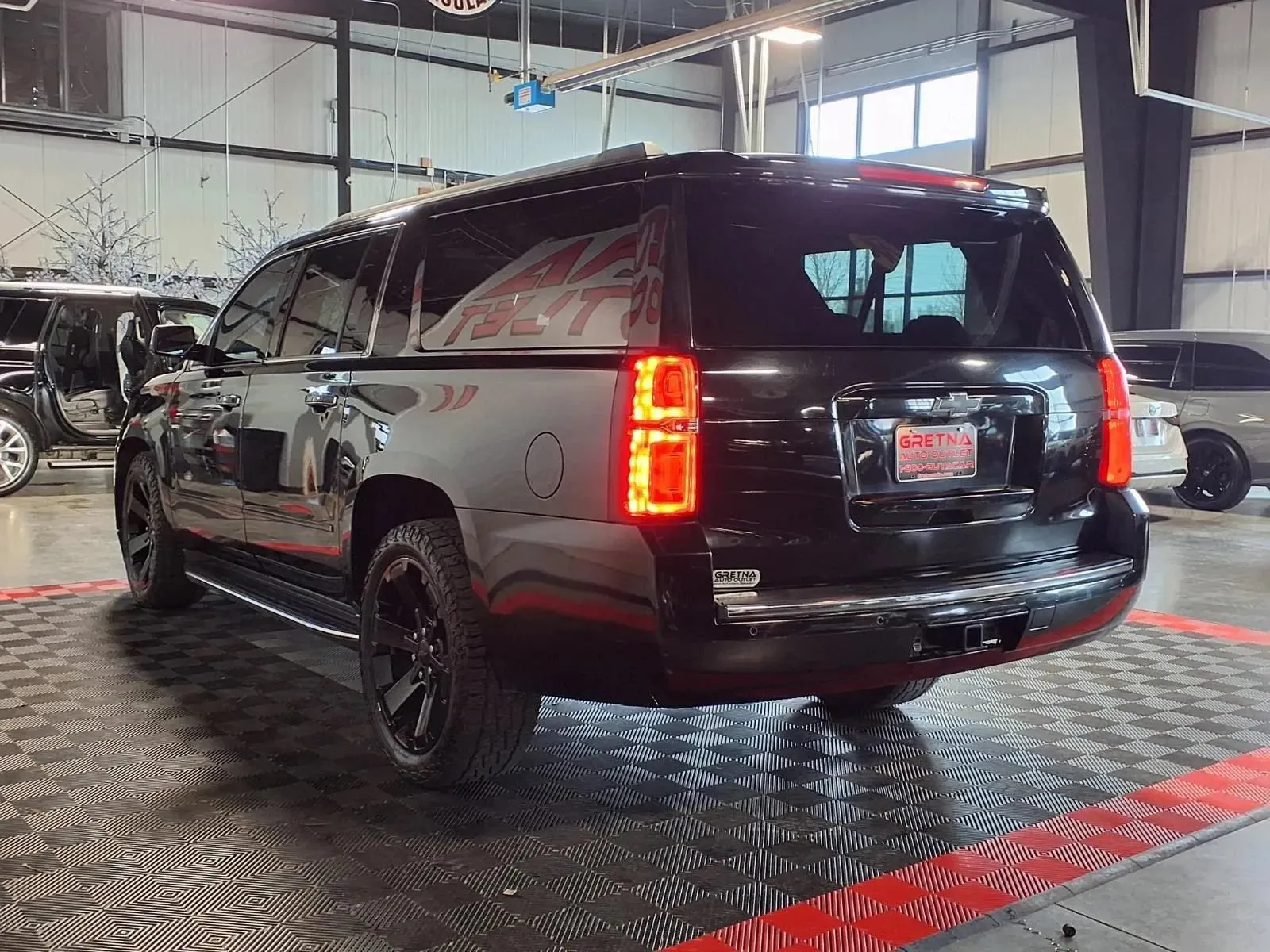 Chevrolet Suburban photo 4