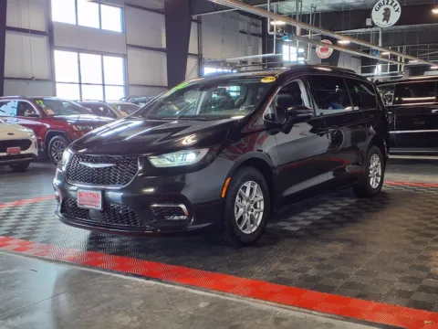 Another view of 2022 Chrysler Pacifica Touring L for sale in Gretna, NE at Gretna Auto Outlet