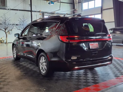 More photos of 2022 Chrysler Pacifica Touring L at Gretna Auto Outlet, NE