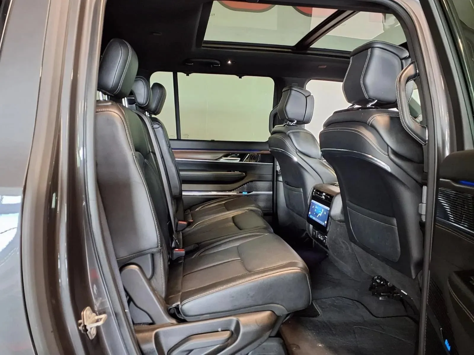 Jeep Grand Wagoneer L photo 12