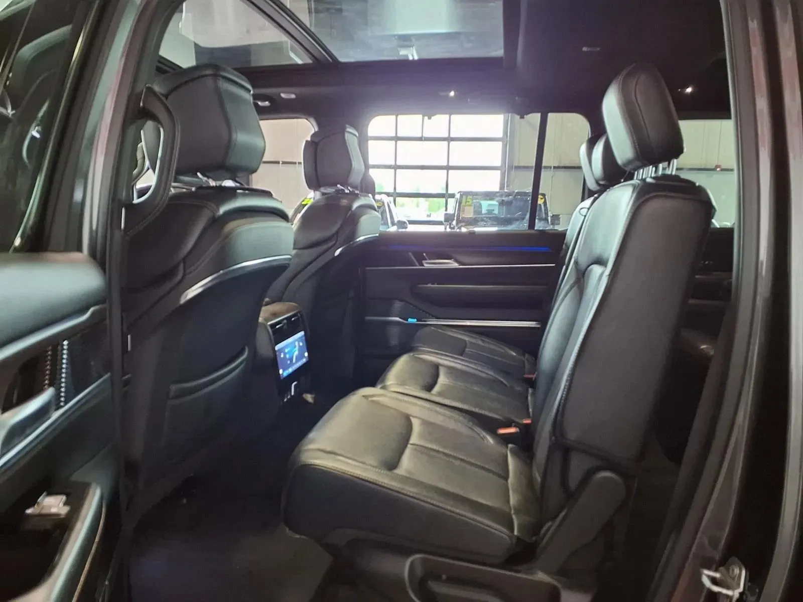 Jeep Grand Wagoneer L photo 17