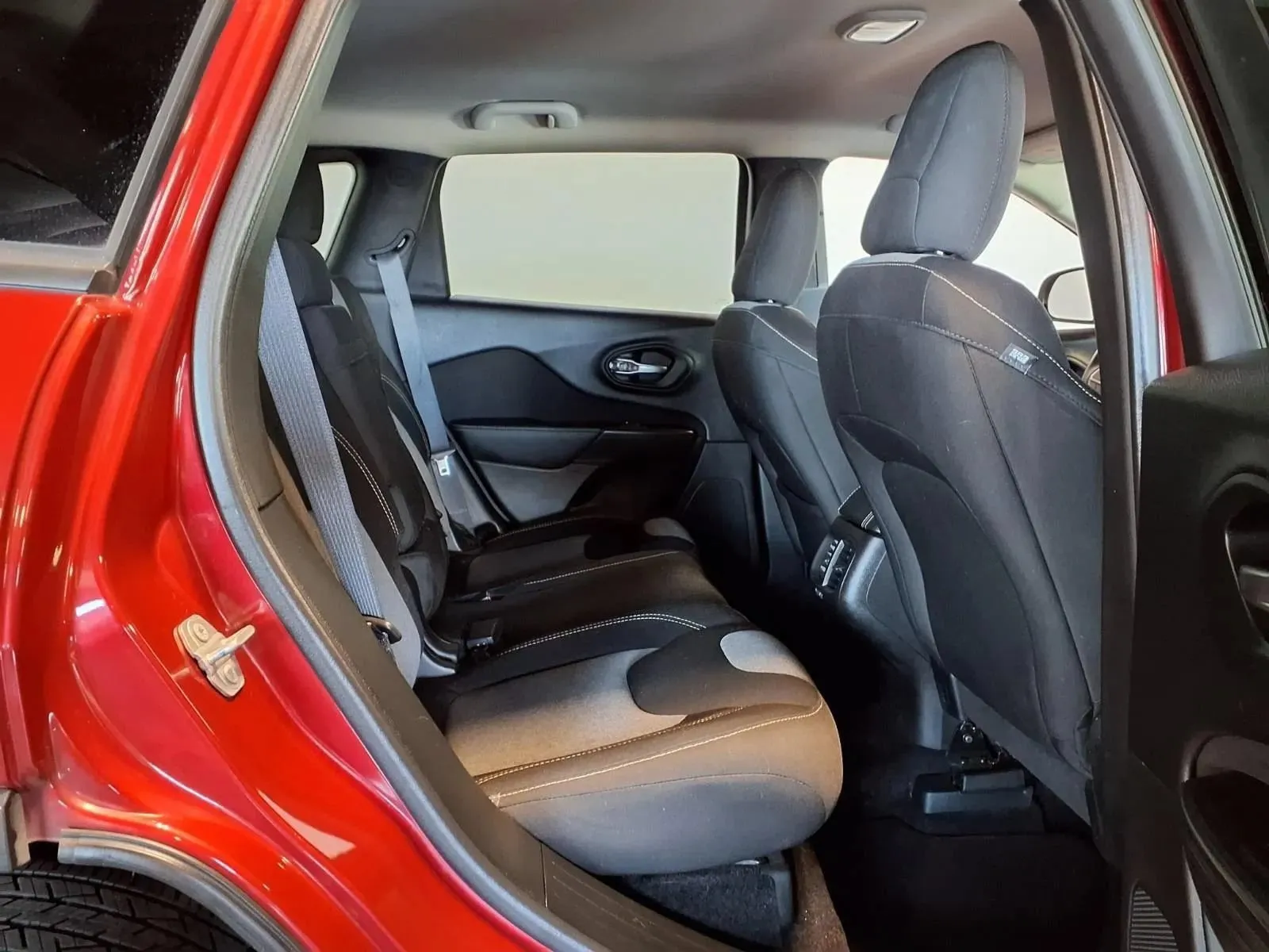 Jeep Cherokee photo 9