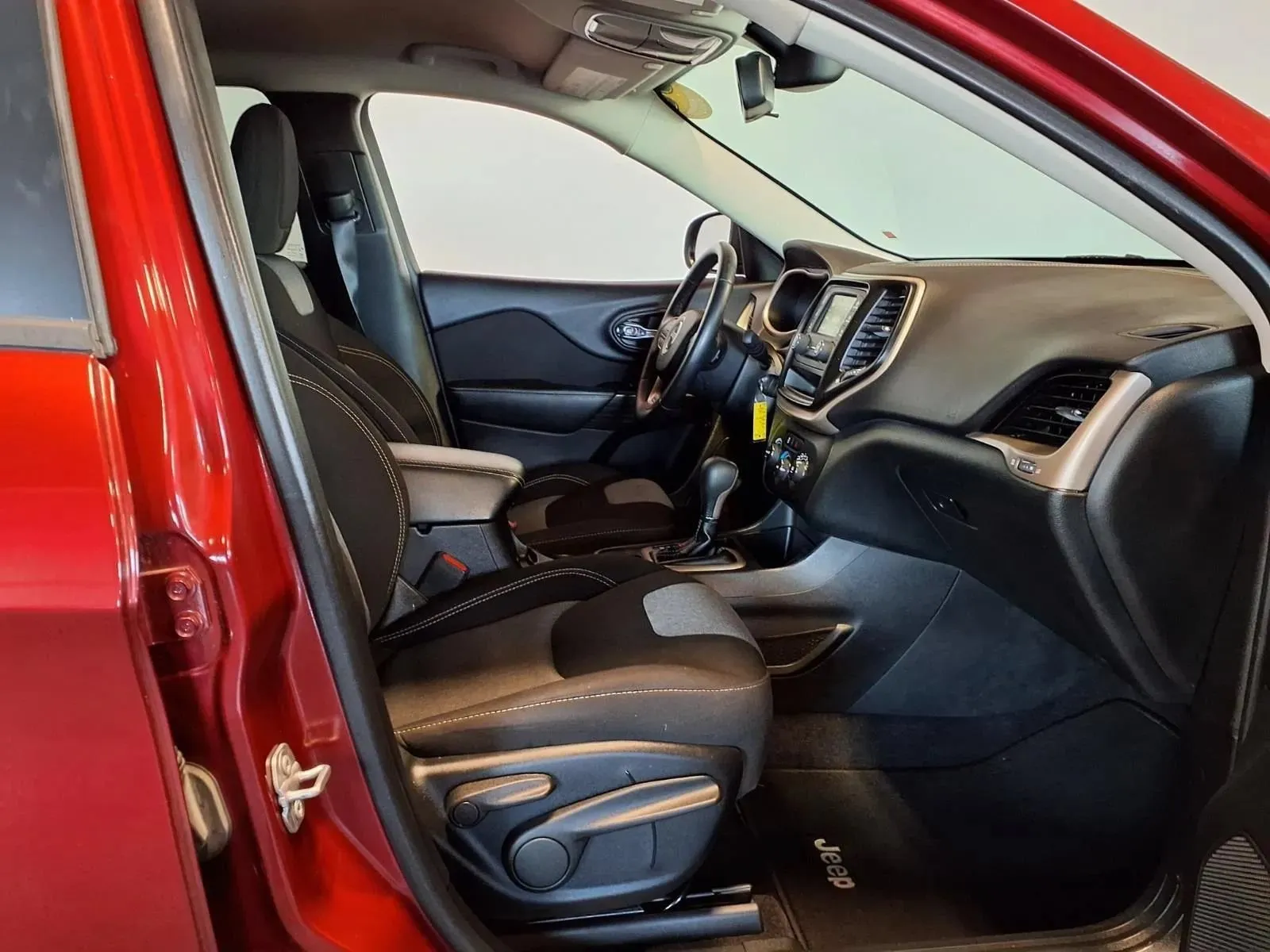 Jeep Cherokee photo 11