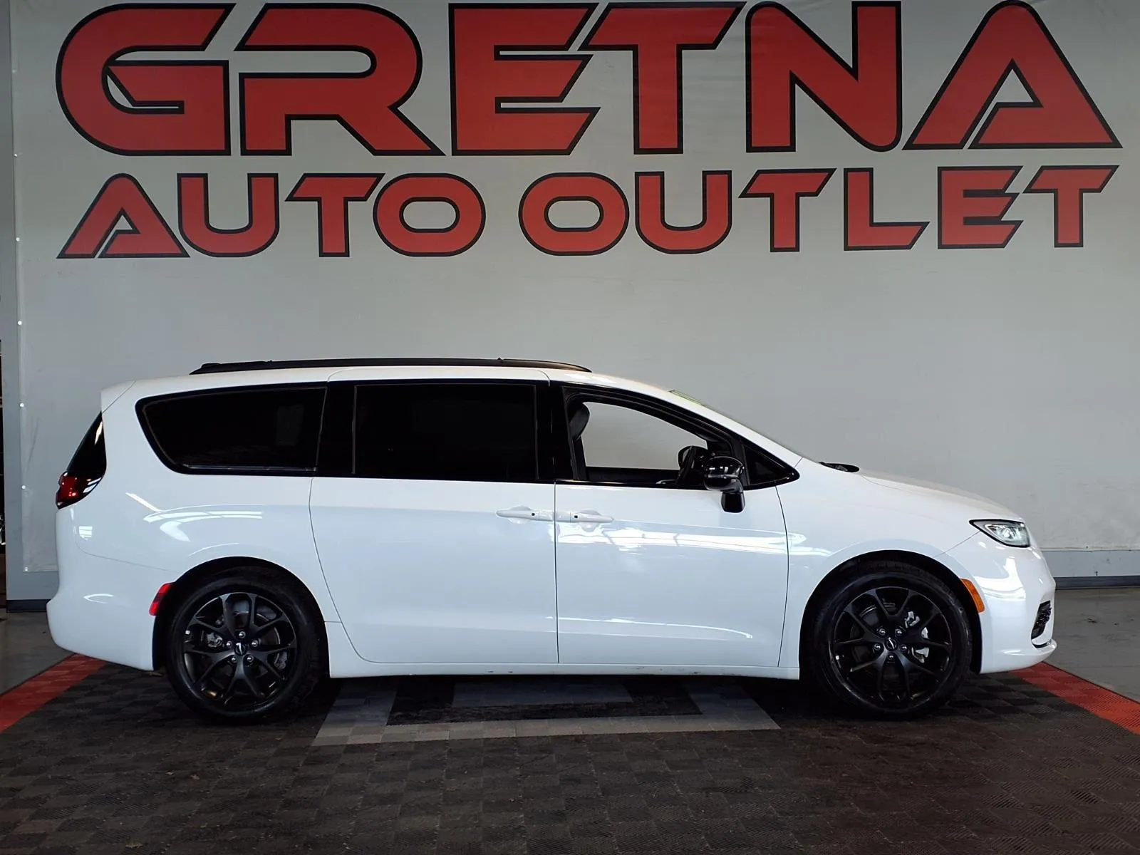 White 2024 Chrysler Pacifica Limited for sale in Gretna, NE