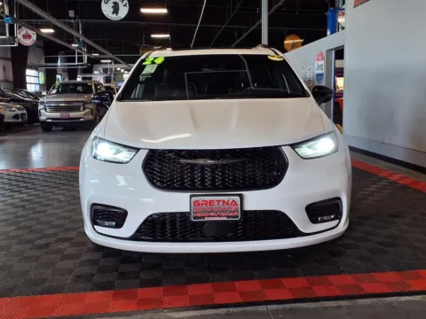 Photos of 2024 Chrysler Pacifica Limited for sale in Gretna, NE at Gretna Auto Outlet