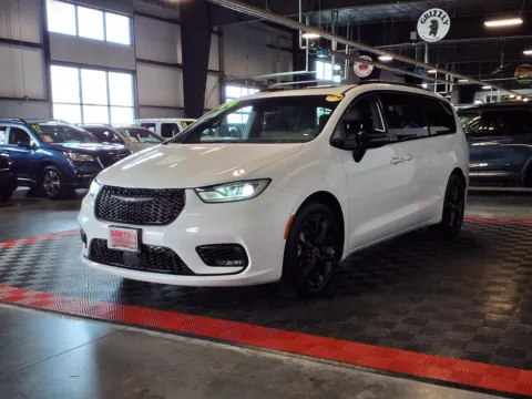 Another view of 2024 Chrysler Pacifica Limited for sale in Gretna, NE at Gretna Auto Outlet